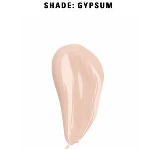 Kylie concealer Gypsum. a pink fair beige